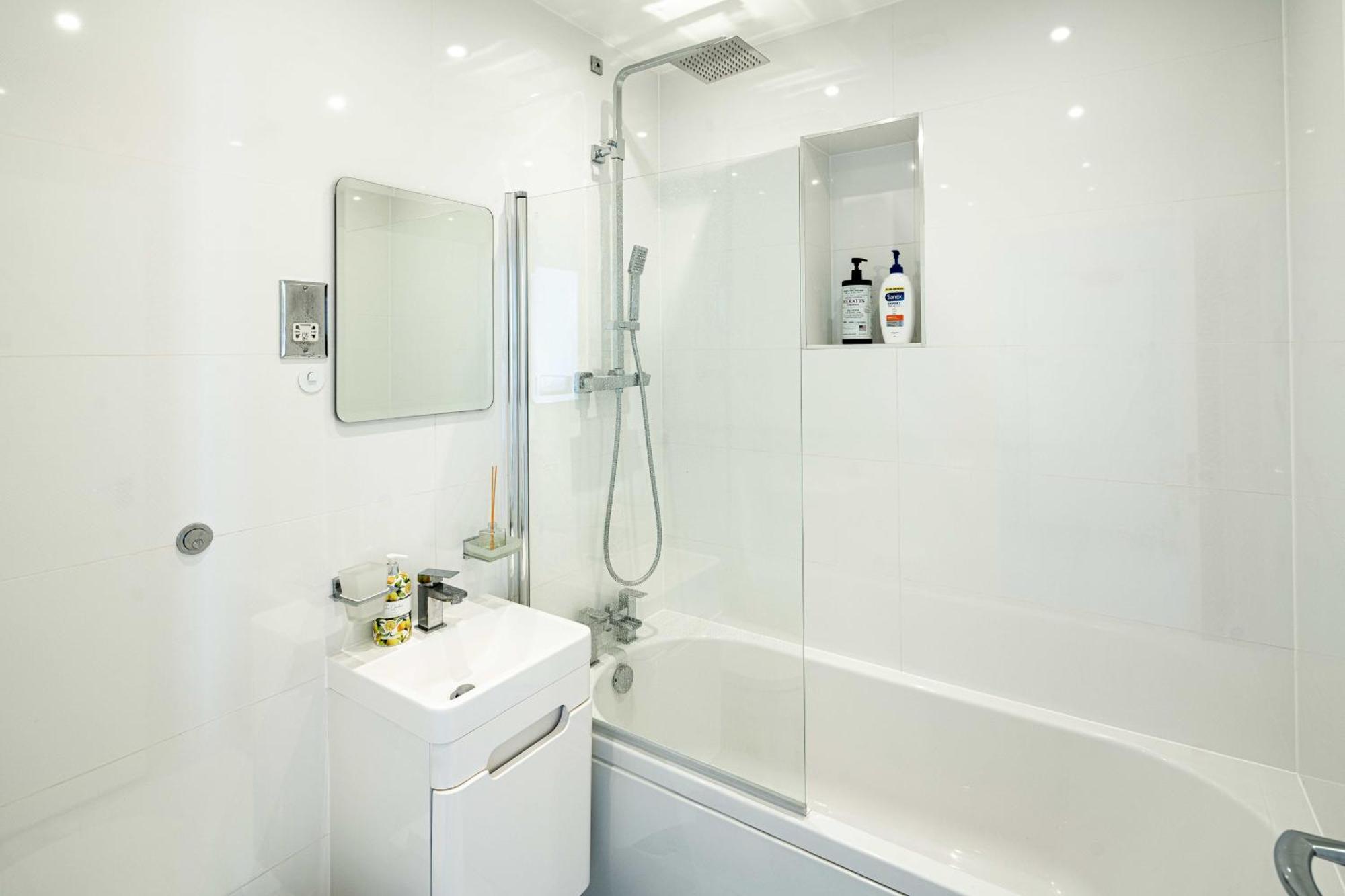 Charming Newly Refurb 2-Bed 2-Bath Whole Apartment Near Hyde Park & Kensington, Prime Paddington Location Zone 1 London Kültér fotó